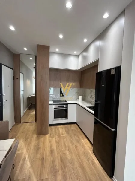 Tirane, jepet me qera apartament 1+1+Ballkon Kati 21, 78 m² 1.000 € (RRUGA E KAVAJES)
