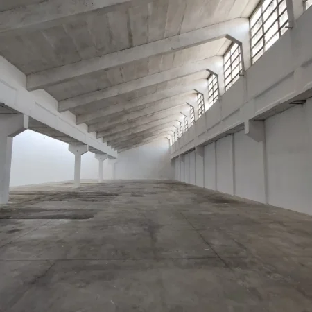 Tirane, jepet me qera ambient / magazine Kati 0, 880 m² 2.700 € (ne ish Kombinatin e Tekstileve)