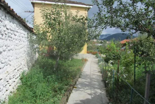 Shitet Toke Are dhe Ndertese 2-kat, Cmimi Fillestar 3,500,000 Leke (Tomin, Peshkopi)