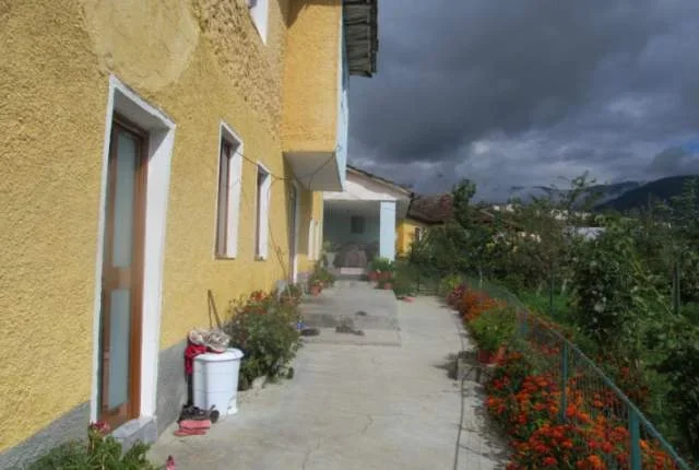 Shitet Toke Are dhe Ndertese 2-kat, Cmimi Fillestar 3,500,000 Leke (Tomin, Peshkopi)