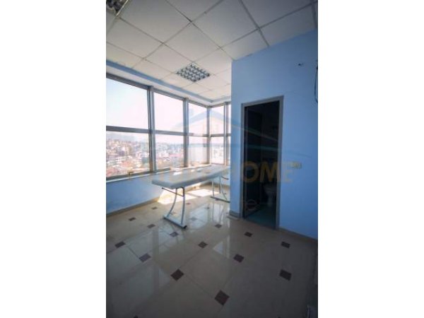 Tirane, jepet me qera ambjent biznesi Kati 5, 653 m² 4.500 Euro