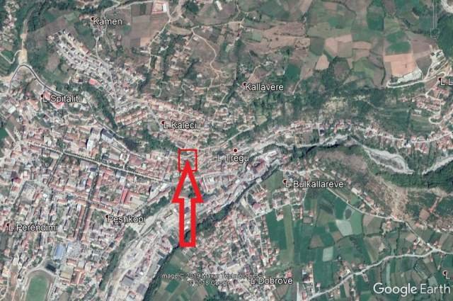 shitet Tokë dhe Ndërtese 138 m² , 2.240.000 Leke (Lagja Tregu, Peshkopi)