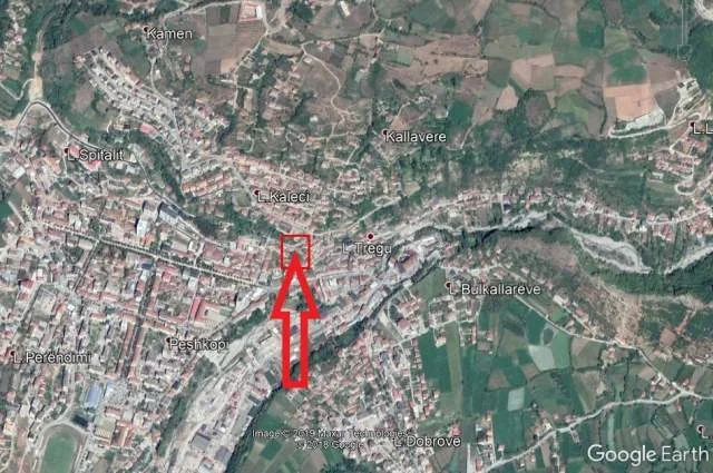 Shitet Tokë dhe Ndërtese 138 m², Cmimi Fillestar 2.240.000 Leke (Lagja Tregu, Peshkopi)