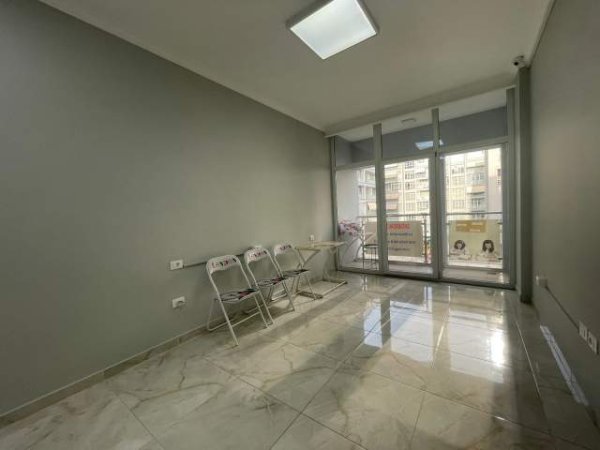 Tirane, jepet me qera ambjent biznesi Kati 3, 68 m² 550 Euro (Komuna e Parisit)