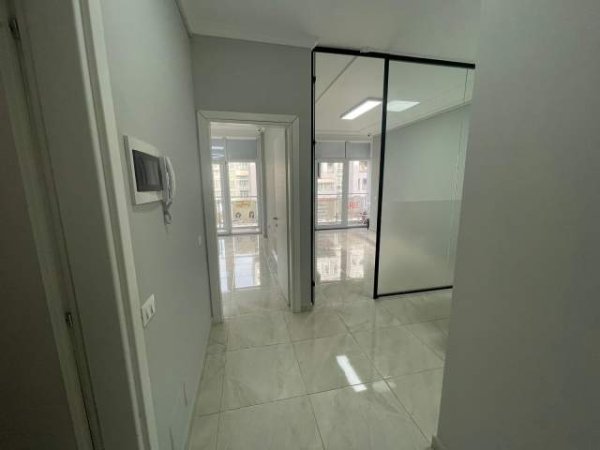 Tirane, jepet me qera ambjent biznesi Kati 3, 68 m² 550 Euro (Komuna e Parisit)