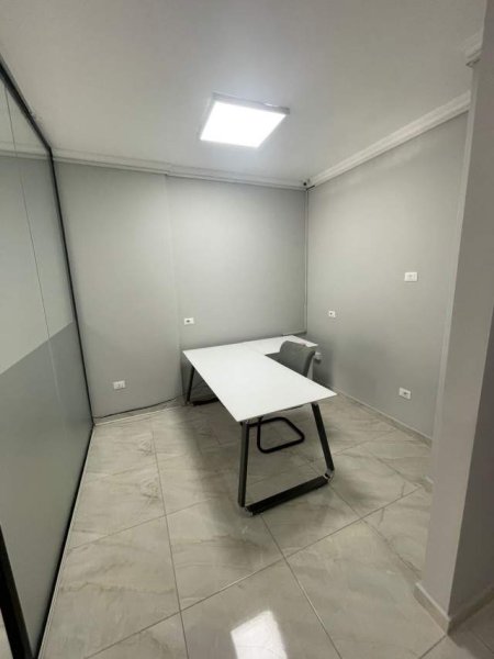 Tirane, jepet me qera ambjent biznesi Kati 3, 68 m² 550 Euro (Komuna e Parisit)