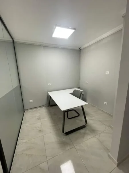 Tirane, jepet me qera ambjent biznesi Kati 3, 68 m² 550 Euro (Komuna e Parisit)