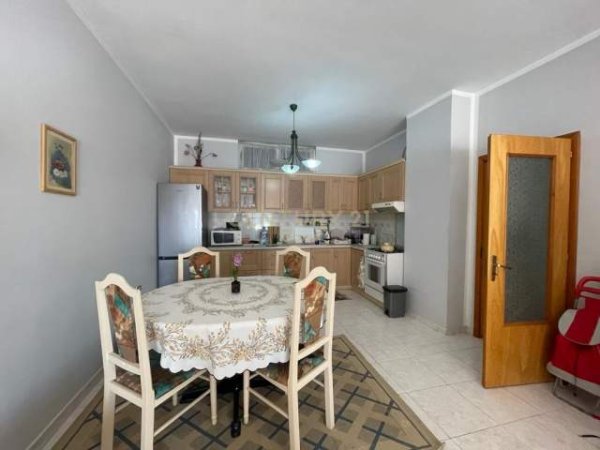 Tirane, jepet me qera apartament 3+1 Kati 4, 140 m² 650 Euro (Rr . Kavajes)