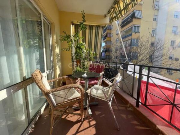 Tirane, jepet me qera apartament 3+1 Kati 4, 140 m² 650 Euro (Rr . Kavajes)