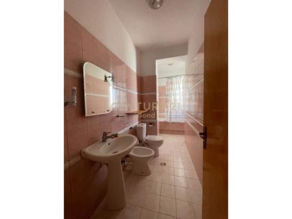 Tirane, jepet me qera apartament 3+1 Kati 4, 140 m² 650 Euro (Rr . Kavajes)