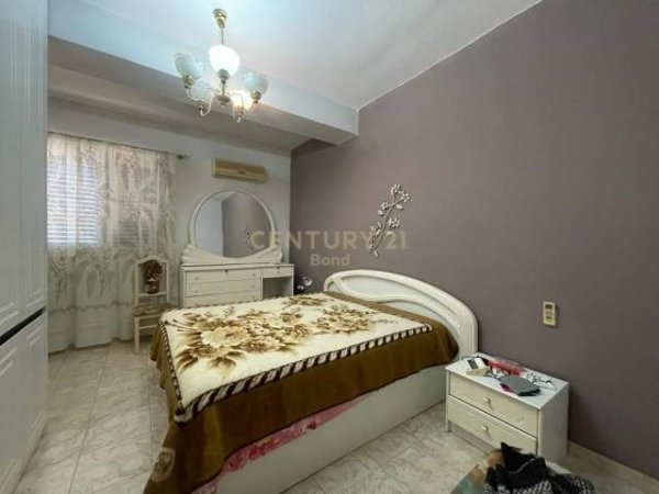 Tirane, jepet me qera apartament 3+1 Kati 4, 140 m² 650 Euro (Rr . Kavajes)