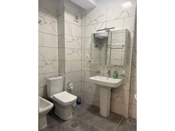 Tirane, jepet me qera apartament 1+1 Kati 5, 60 m² 350 Euro (Spitali QSUT)