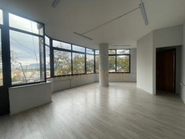 Tirane, jepet me qera ambjent biznesi Kati 1, 49 m² 380 Euro