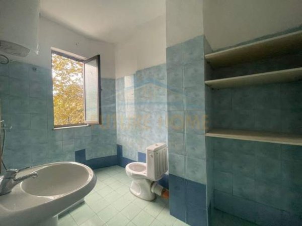 Tirane, jepet me qera ambjent biznesi Kati 1, 49 m² 350 Euro (Stacioni i Trenit)