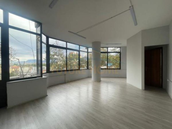 Tirane, jepet me qera ambjent biznesi Kati 1, 49 m² 380 Euro