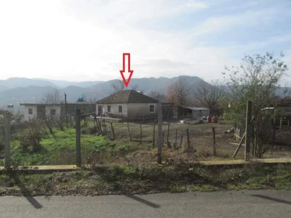 Shitet Tokë Arë 583 m² + Truall 300 m² & Ndërtesë 99 m², Cmimi Fillestar 1,689,600 Leke (Nderfushaz, Miredite)