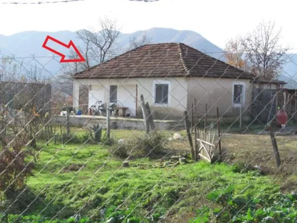 Shitet Tokë Arë 583 m² + Truall 300 m² & Ndërtesë 99 m², Cmimi Fillestar 1,689,600 Leke (Nderfushaz, Miredite)