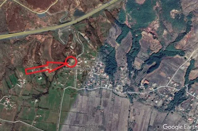 Shitet Tokë Arë 583 m² + Truall 300 m² & Ndërtesë 99 m², Cmimi Fillestar 1,689,600 Leke (Nderfushaz, Miredite)