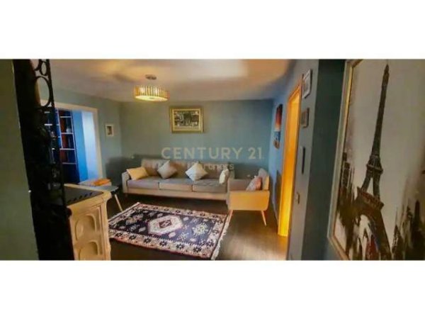 Tirane, jepet me qera apartament 3+1 Kati 3, 600 Euro