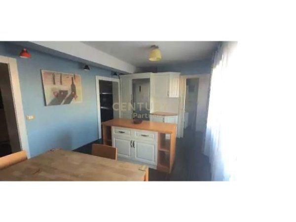 Tirane, jepet me qera apartament 3+1 Kati 3, 600 Euro