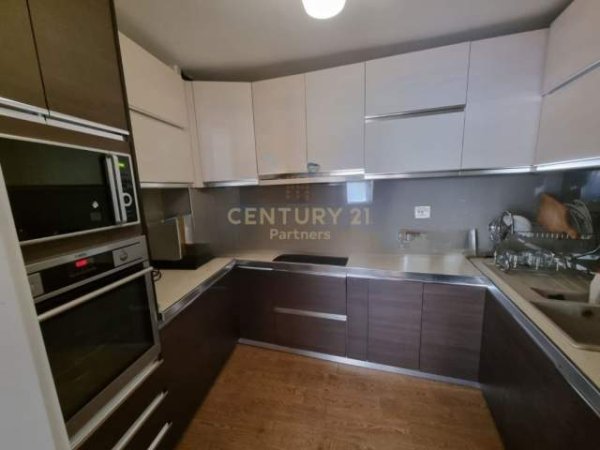 Tirane, jepet me qera apartament 3+1 Kati 3, 600 Euro