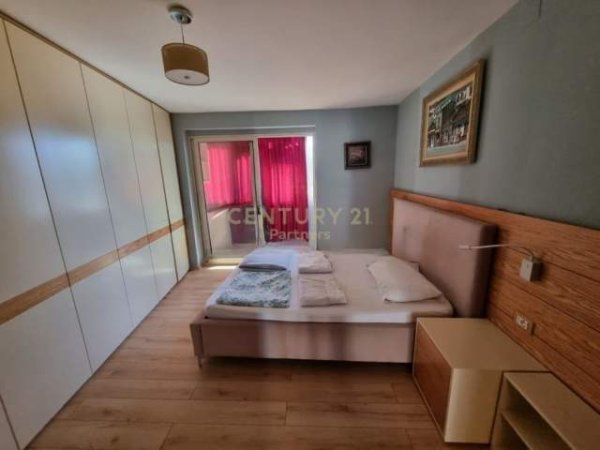 Tirane, jepet me qera apartament 3+1 Kati 3, 600 Euro