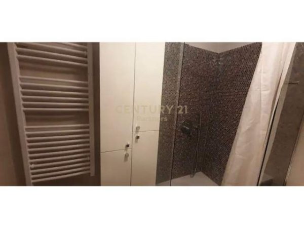 Tirane, jepet me qera apartament 3+1 Kati 3, 600 Euro