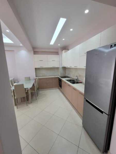 Tirane, jepet me qera apartament 2+1 Kati 4, 100 m² 500 Euro (Golden Park Amerikan 3)