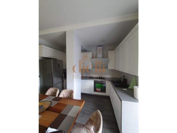 Tirane, jepet me qera Penthouse 3+1 Kati 8, 127 m² 1.300 Euro (Kopshti Botanik Zoologjik)