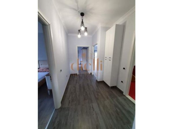 Tirane, jepet me qera Penthouse 3+1 Kati 8, 127 m² 1.300 Euro (Kopshti Botanik Zoologjik)