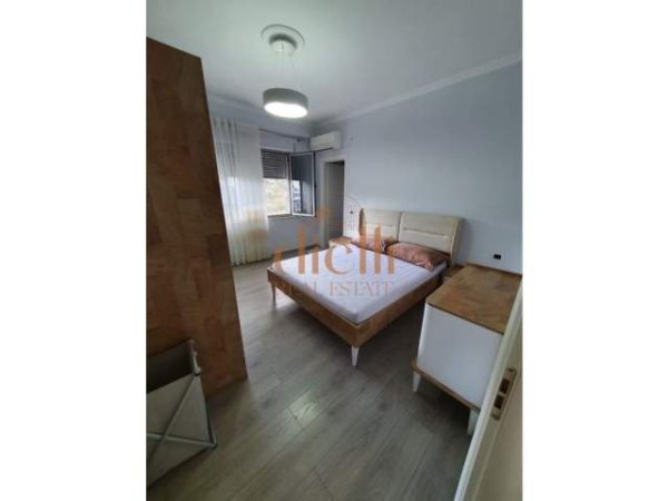 Tirane, jepet me qera Penthouse 3+1 Kati 8, 127 m² 1.300 Euro (Kopshti Botanik Zoologjik)