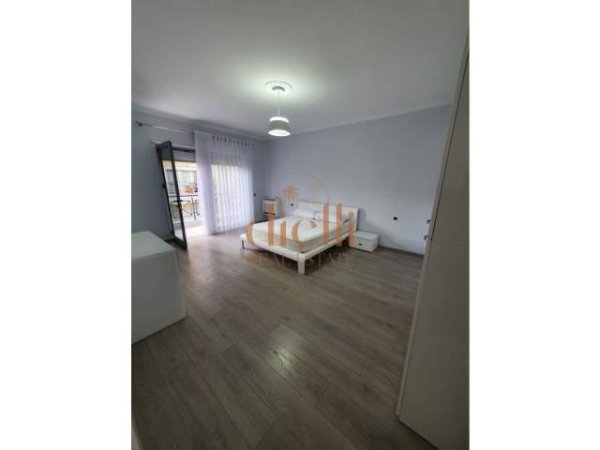 Tirane, jepet me qera Penthouse 3+1 Kati 8, 127 m² 1.300 Euro (Kopshti Botanik Zoologjik)