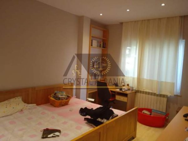 Tirane, jepet me qera Vile 3 Katshe Kati 3, 306 m² 2.000 Euro