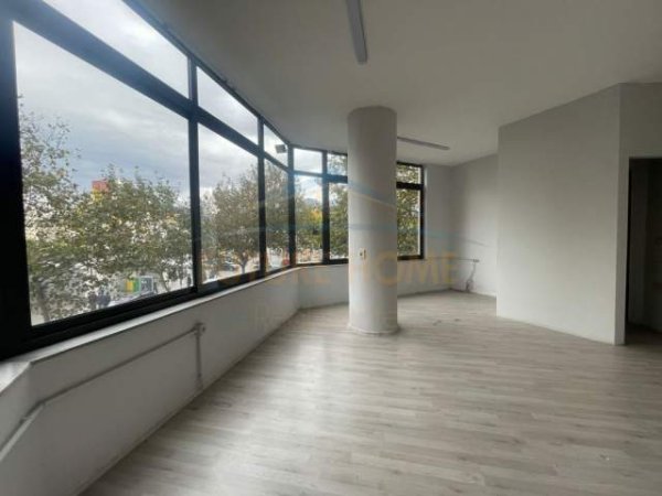 Tirane, jepet me qera ambjent biznesi Kati 1, 49 m² 350 Euro (Stacioni i Trenit)