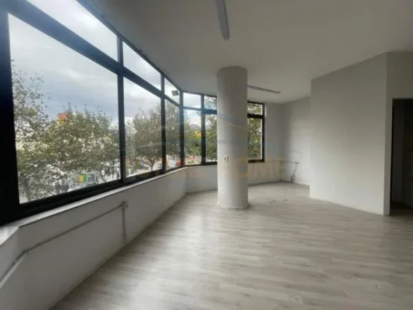 Tirane, jepet me qera ambjent biznesi Kati 1, 49 m² 350 Euro (Stacioni i Trenit)
