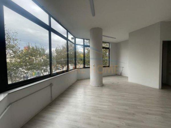 Tirane, jepet me qera ambjent biznesi Kati 1, 49 m² 380 Euro