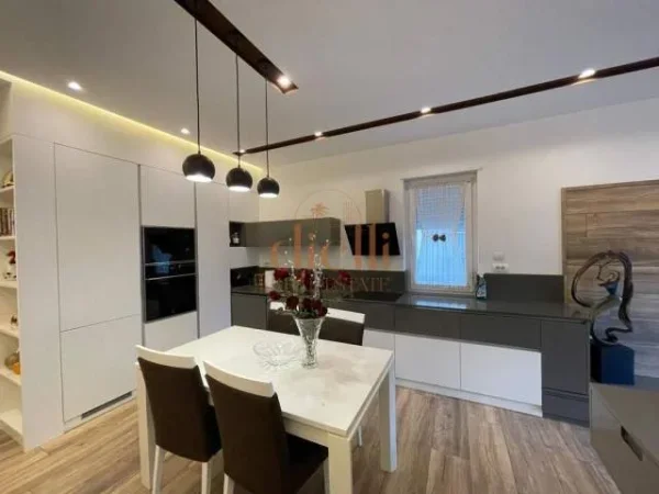 Tirane, jepet me qera apartament 3+1+BLK Kati 3, 129 m² 1.500 Euro (Liqeni i Tiranes)