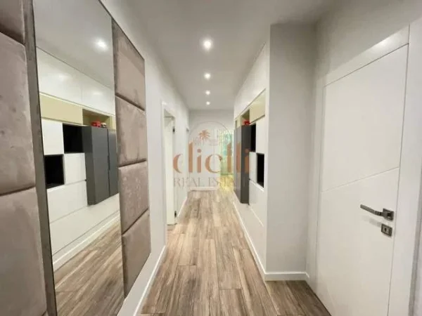 Tirane, jepet me qera apartament 3+1+BLK Kati 3, 129 m² 1.500 Euro (Liqeni i Tiranes)