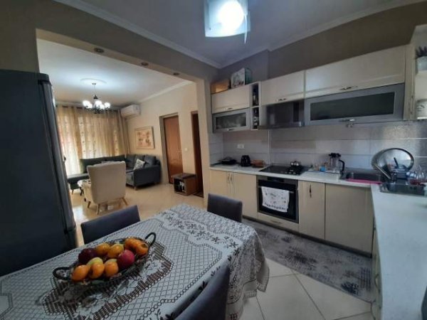 Tirane, jepet me qera apartament 2+1 Kati 3, 80 m² 500 Euro (Rruga e Durresit, prane Kafe Flora)