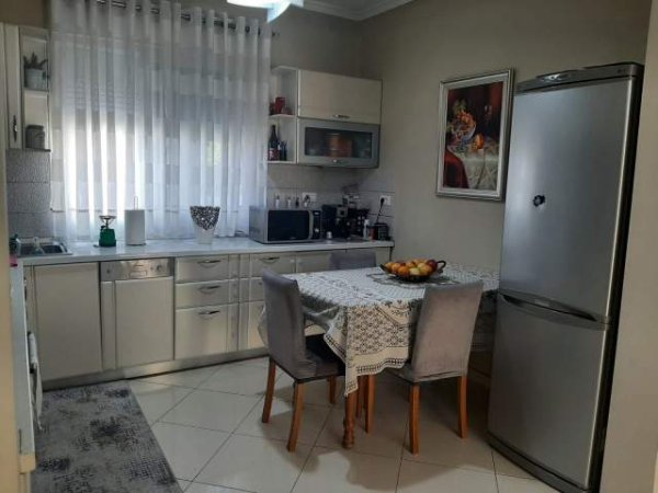 Tirane, jepet me qera apartament 2+1 Kati 3, 80 m² 500 Euro (Rruga e Durresit, prane Kafe Flora)