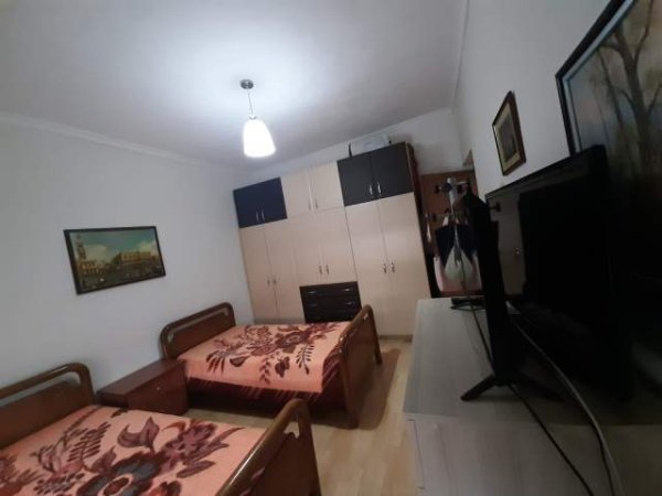 Tirane, jepet me qera apartament 2+1 Kati 3, 80 m² 500 Euro (Rruga e Durresit, prane Kafe Flora)