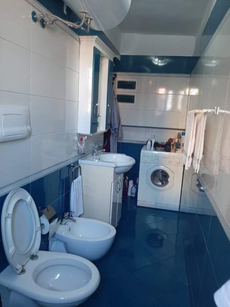 Tirane, jepet me qera apartament 2+1 Kati 3, 80 m² 500 Euro (Rruga e Durresit, prane Kafe Flora)