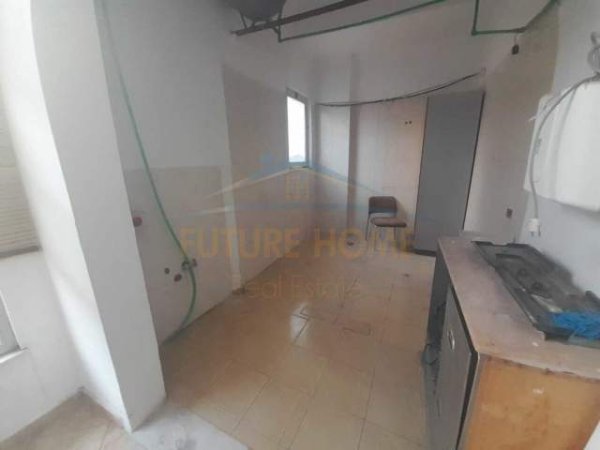 Durres, jepet me qera ambjent biznesi Kati 1, 155 m² 500 Euro (Plazh, Iliria)