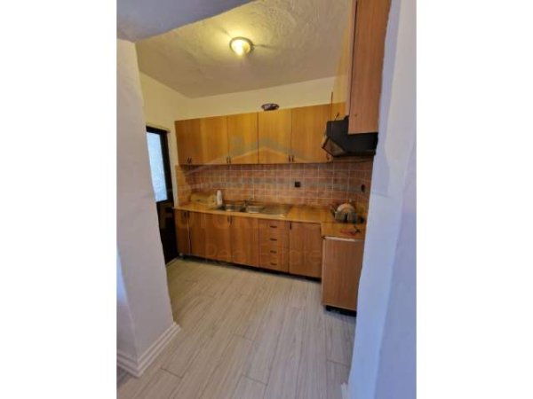 Tirane, jepet me qera apartament 2+1 Kati 5, 74 m² 350 Euro (Rruga Ferit Xhajko)