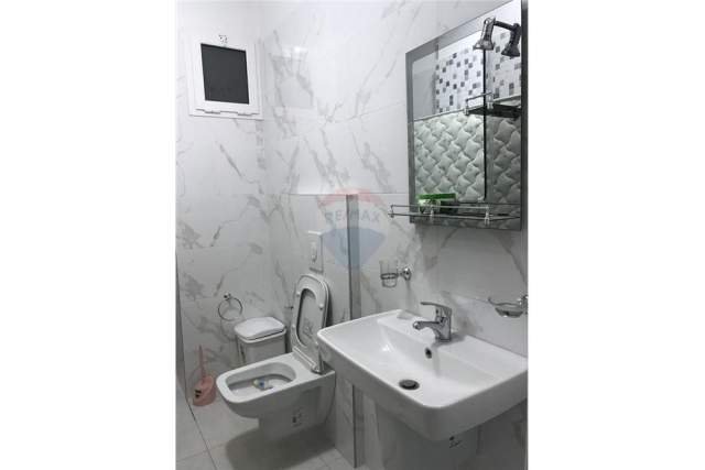 Tirane, jepet me qera apartament 2+1+BLK Kati 7, 110 m² 450 Euro (Rruga e Kavajes)