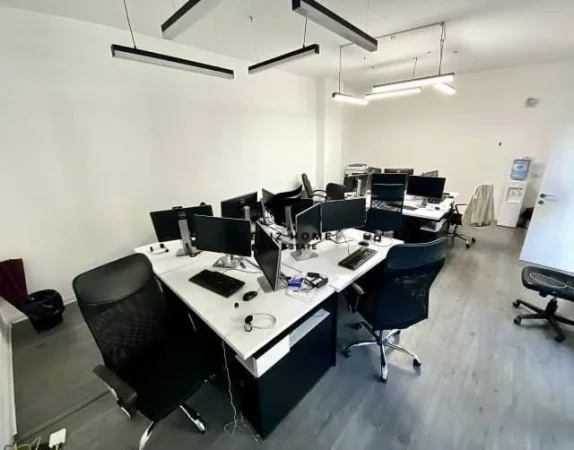 Tirane, jepet me qera zyre Kati 4, 133 m² 900 € (21 DHJETORI)