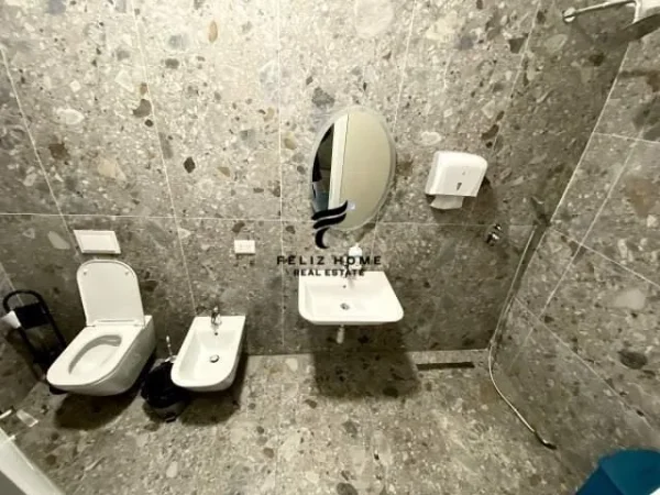 Tirane, jepet me qera zyre Kati 4, 133 m² 900 € (21 DHJETORI)