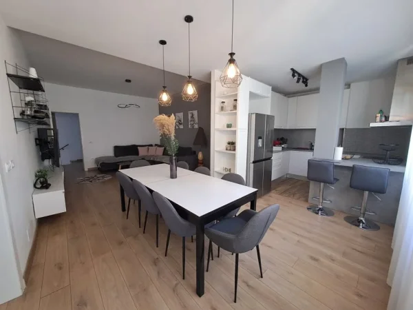 Tirane, Apartament 3+1+2 me qira  Kati 1, 120 m² 1.000 € (Rruga Dibres)