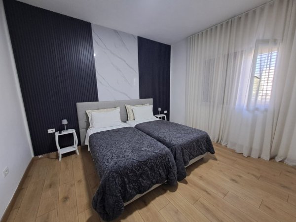 Tirane, Apartament 3+1+2 me qira  Kati 1, 120 m² 1.000 € (Rruga Dibres)