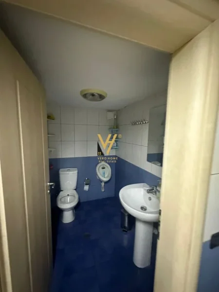 Tirane, shitet dyqan Kati 0, 166 m² 780.000 € (DELIJORGJI)